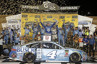 Harvick beffa Truex alla fine e conquista il successo in Kansas