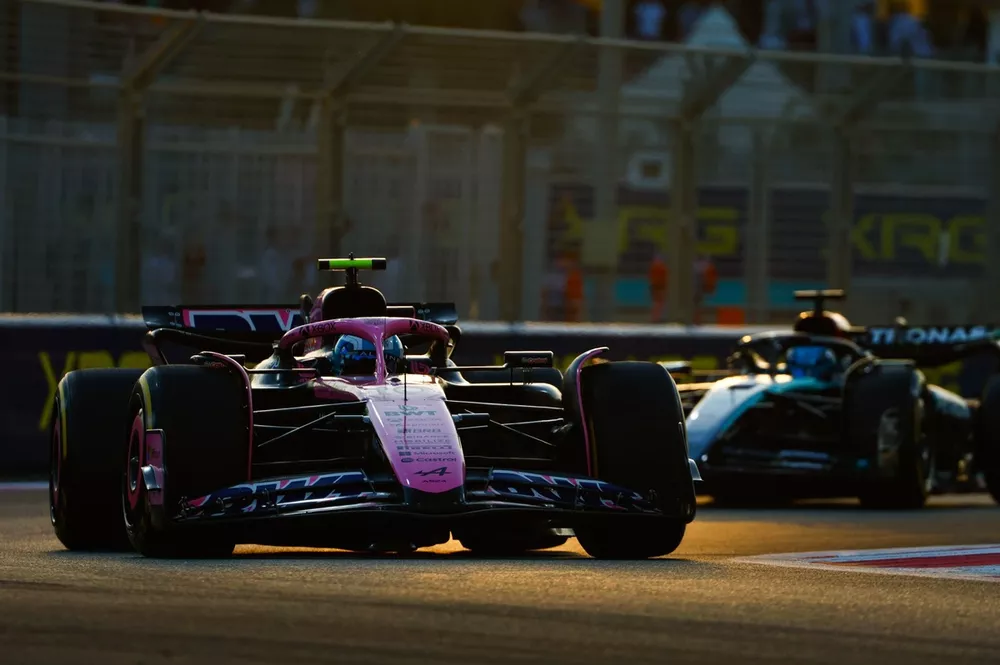 Pierre Gasly, Alpine A524, George Russell, Mercedes F1 W15