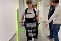 V&iacute;deo: el hijo de Nani Roma vuelve a andar con un exoesqueleto