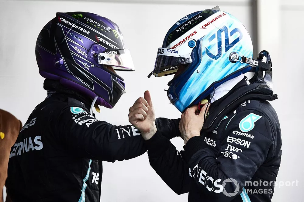 Lewis Hamilton, Mercedes, vainqueur et Valtteri Bottas, Mercedes, 3ᵉ, se f&eacute;licitent dans le parc ferm&eacute;