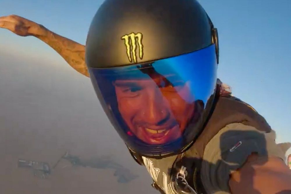 Lewis Hamilton tirándose en paracaídas