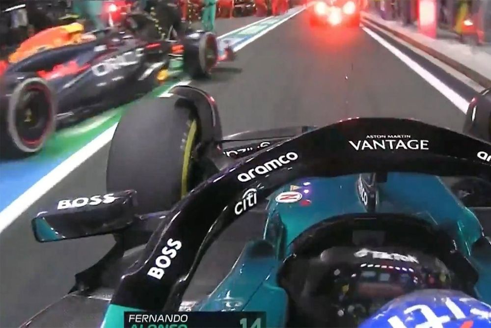 Sergio Pérez, Red Bull y Fernando Alonso, Aston Martin AMR24 pits