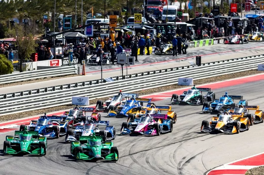 Start van de race met Alex Palou, Chip Ganassi Racing Honda, Marcus Armstrong, Chip Ganassi Racing Honda, Graham Rahal, Rahal Letterman Lanigan Racing Honda, Linus Lundqvist, Chip Ganassi Racing Honda, Tom Blomqvist, Meyer Shank Racing Honda, Patricio O'Ward, Arrow McLaren Chevrolet, Callum Ilott, Arrow McLaren Chevrolet, Alexander Rossi, Arrow McLaren Chevrolet