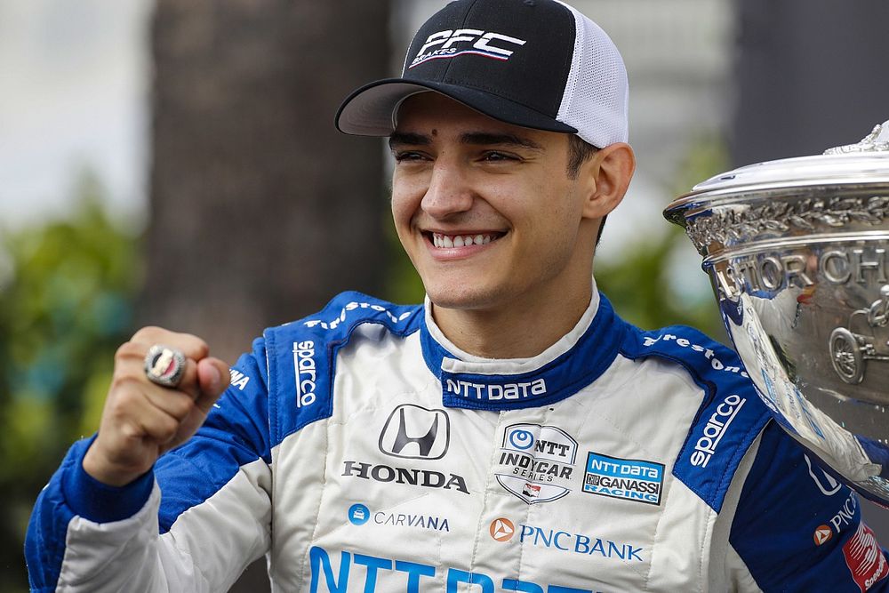 Alex Palou, Chip Ganassi Racing Honda con la Copa Astor mientras celebra en el podio del campeonato