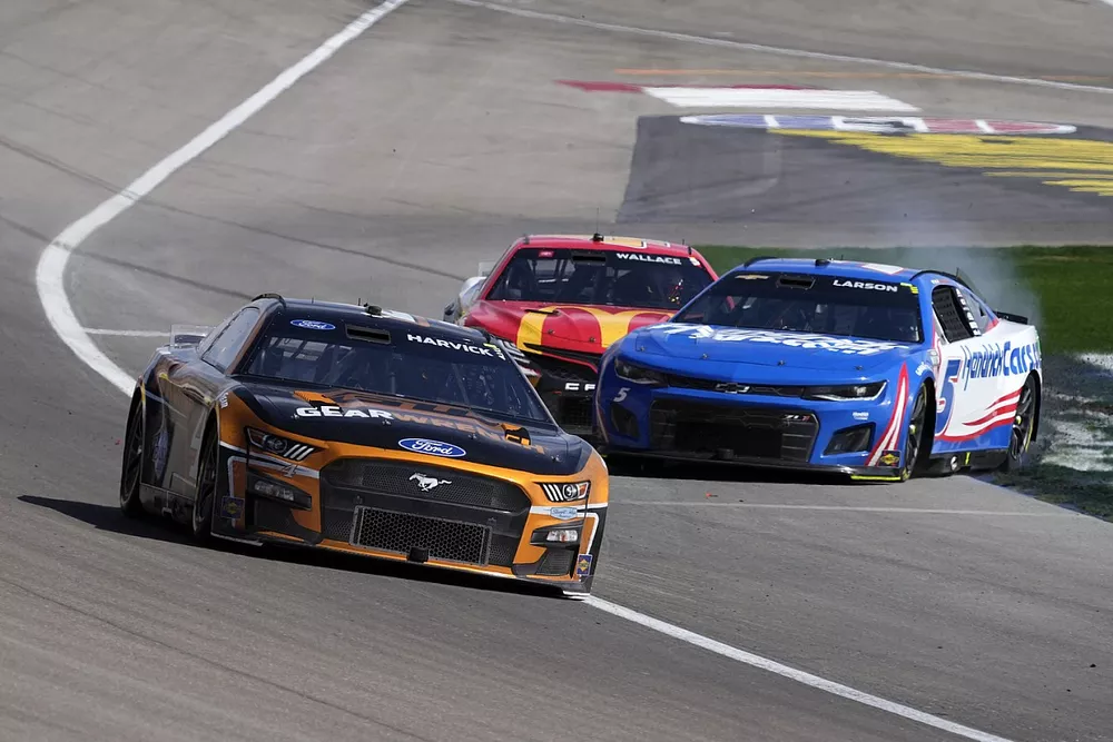 Kevin Harvick, Stewart Haas Racing, GEARWRENCH Ford Mustang, Bubba Wallace, 23XI Racing, McDonald's Toyota Camry, Kyle Larson, Hendrick Motorsports, HendrickCars.com Chevrolet Camaro