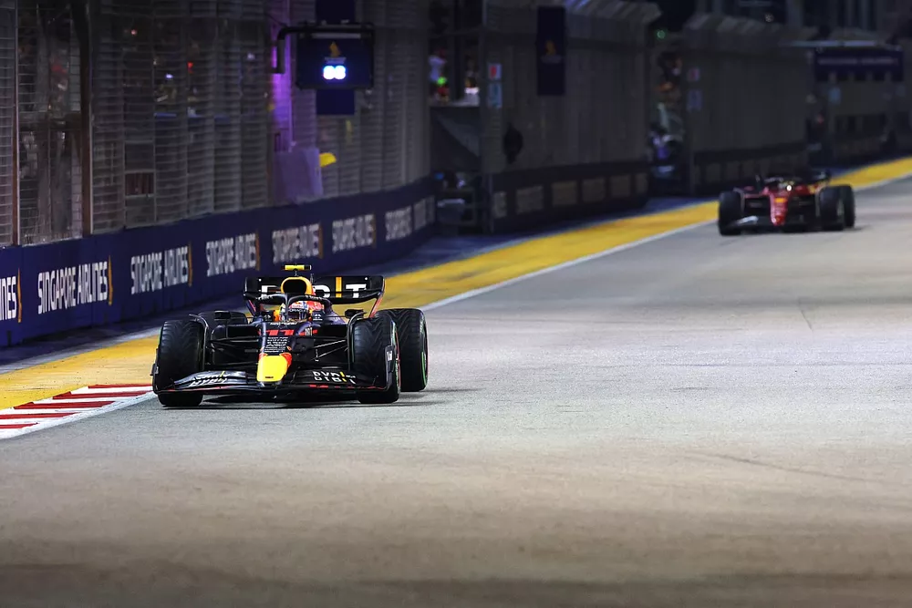 Sergio Pérez, Red Bull Racing RB18, Charles Leclerc, Ferrari F1-75