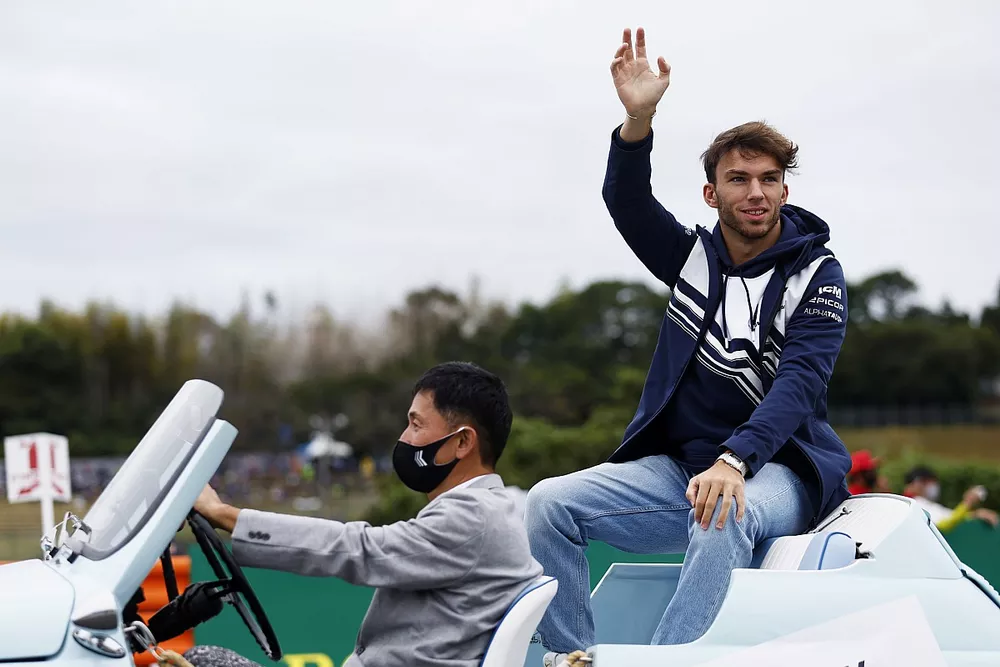 Pierre Gasly, Scuderia AlphaTauri, saluta la folla durante la parata dei piloti