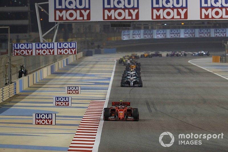 Charles Leclerc, Ferrari SF90, lidera al grupo