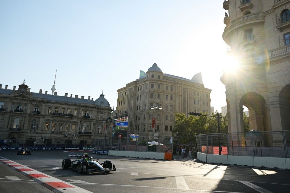 Lewis Hamilton, Mercedes F1 W15, Sergio Perez, Red Bull Racing RB20