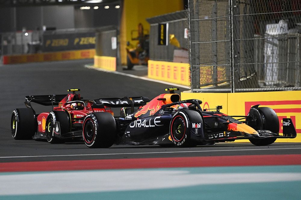 Sergio Pérez, Red Bull Racing RB18, Carlos Sainz Jr, Ferrari F1-75