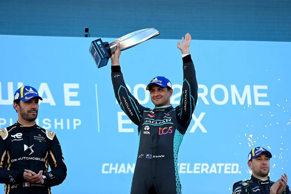 El ganador, Mitch Evans, Jaguar Racing, celebra la victoria en el podio con Jean-Eric Vergne, DS Techeetah, segundo, y Robin Frijns, Envision Racing, tercero