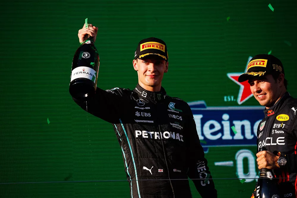 Le troisième George Russell, Mercedes-AMG, et le deuxième Sergio Perez, Red Bull Racing, sur le podium avec le Champagne
