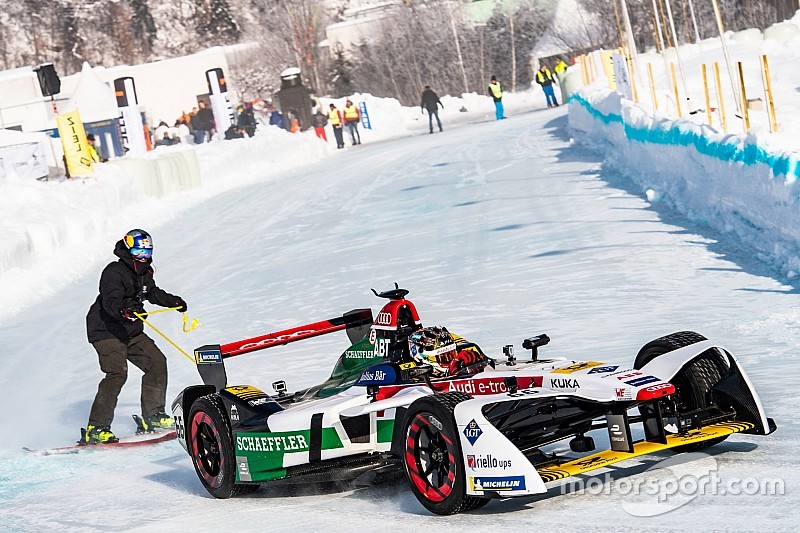 Ez lenne a téli sportok királya: Formula E-kocsival húztak egy sízőt