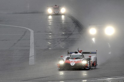 Victoria de López en la lluvia de Shanghai