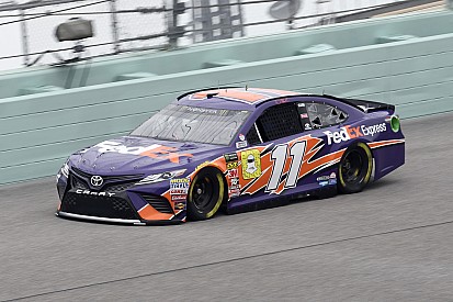 Hamlin toma la pole y Kyle Busch lidera la pelea por el título