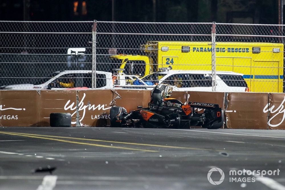 Lando Norris, McLaren MCL60, sale de su coche tras caerse en la carrera