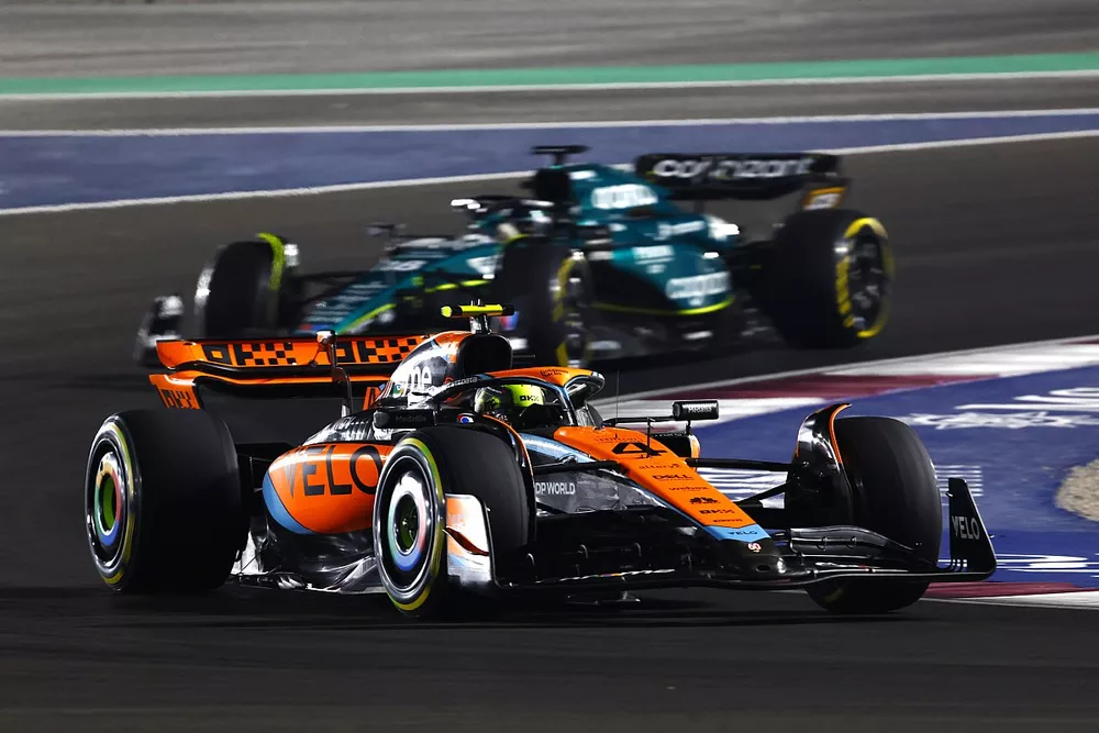 Lando Norris, McLaren MCL60, Lance Stroll, Aston Martin AMR23