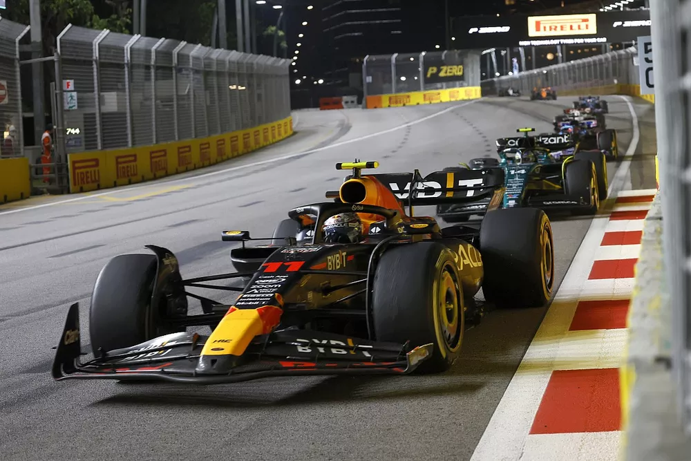 Sergio Perez, Red Bull Racing RB19, devance Fernando Alonso, Aston Martin AMR23