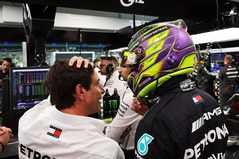Lewis Hamilton, Mercedes-AMG, con Toto Wolff, Team Principal y CEO de Mercedes-AMG