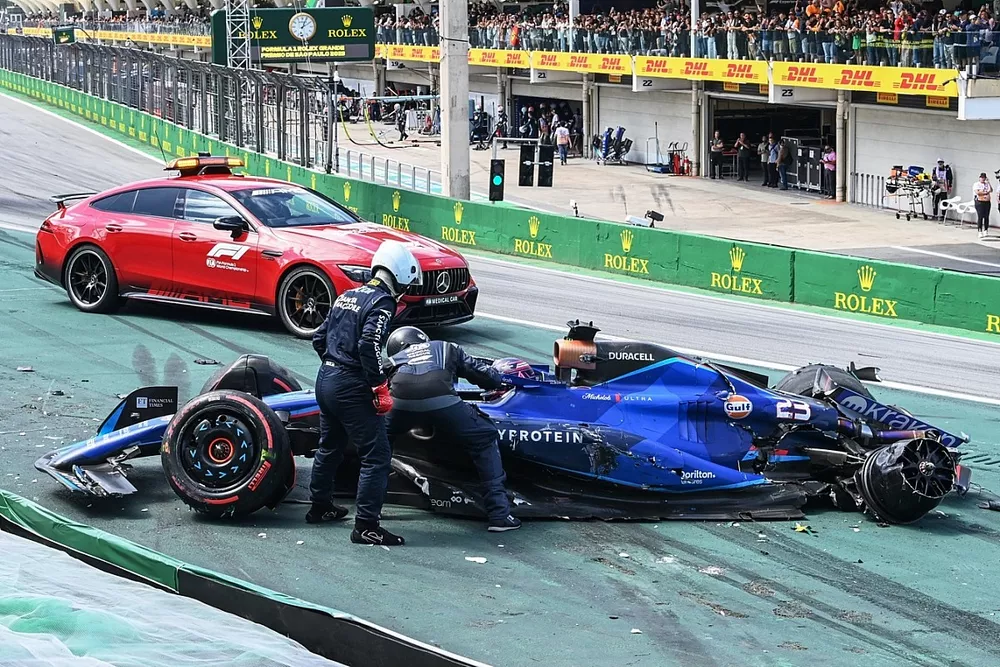I delegati medici della FIA assistono Alex Albon, Williams FW45, dopo un incidente al via con Kevin Magnussen, Haas VF-23