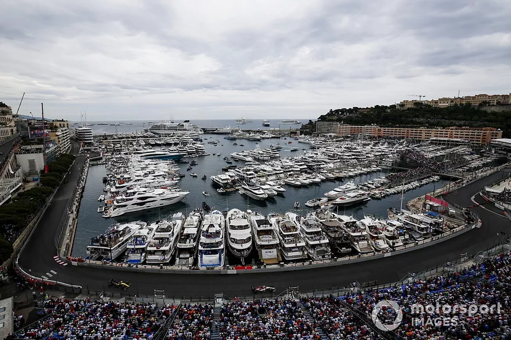 Kimi Raikkonen, Alfa Romeo Racing C38, devant Daniel Ricciardo, Renault R.S.19