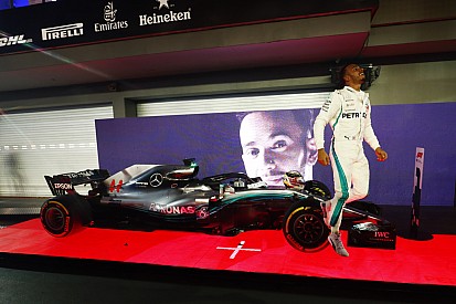 Fotogallery: Lewis Hamilton illumina la notte del Gran Premio di Singapore
