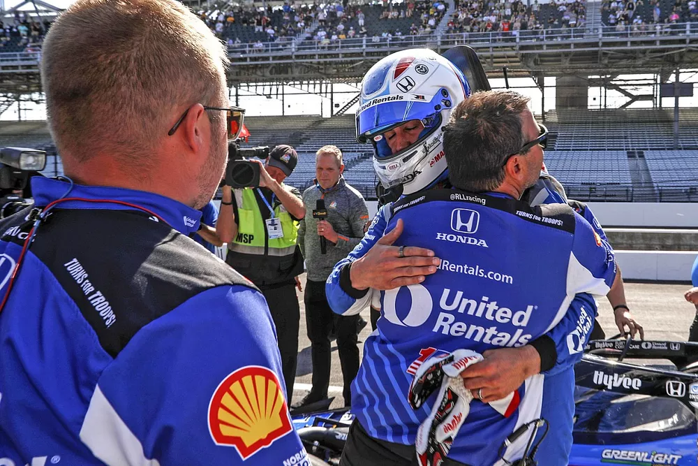 Graham Rahal, Rahal Letterman Lanigan Racing Honda consoles his crew after being bumped from the field