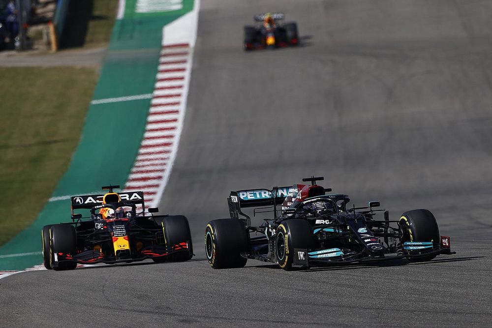 Lewis Hamilton, Mercedes W12, Max Verstappen, Red Bull Racing RB16B, y Sergio P&eacute;rez, Red Bull Racing RB16B