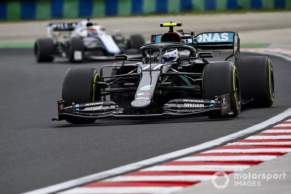 Valtteri Bottas, Mercedes F1 W11, y George Russell, Williams FW43