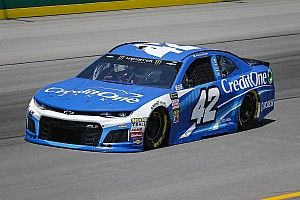 Larson abre fuerte en Kentucky con Su&aacute;rez en d&eacute;cimo