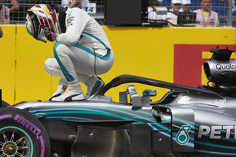 El poleman: Lewis Hamilton, Mercedes AMG F1, celebrates