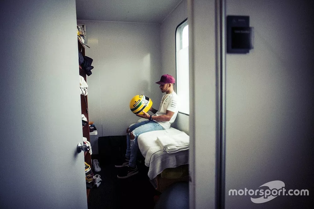 Lewis Hamilton, Mercedes-Benz, avec le casque d'Ayrton Senna