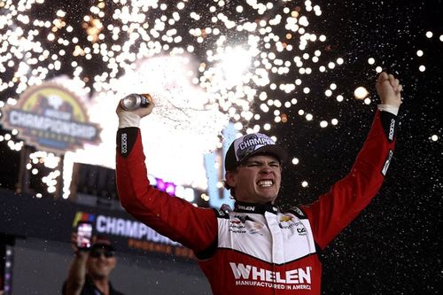 Jesse Love derrota a Connor Zilisch y gana el t&iacute;tulo de la 2025 NASCAR Xfinity 