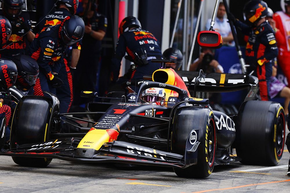 Max Verstappen, Red Bull Racing RB19, makes a stop