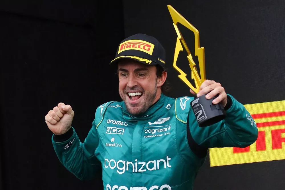 Fernando Alonso, Aston Martin F1 Team, segundo, celebra en el podio