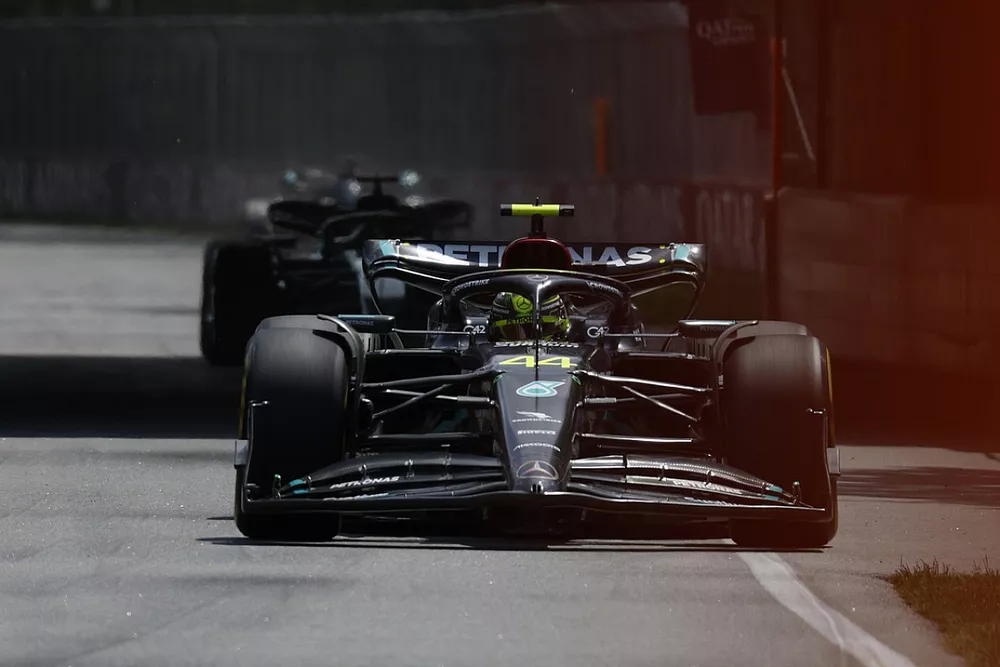 Lewis Hamilton, Mercedes F1 W14, Fernando Alonso, Aston Martin AMR23