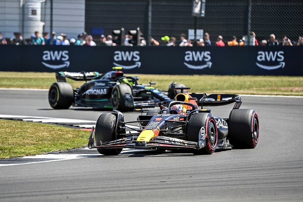 Max Verstappen, Red Bull Racing RB19, Lewis Hamilton, Mercedes F1 W14