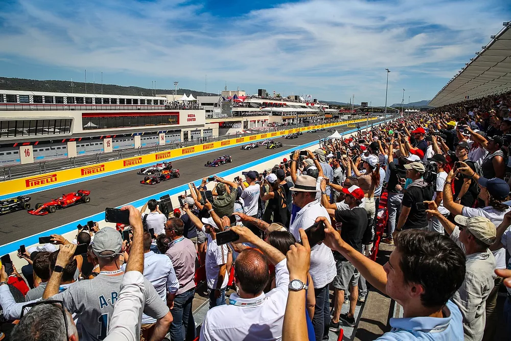 Tribune de la ligne droite de d&eacute;part/arriv&eacute;e au Grand Prix de France de F1