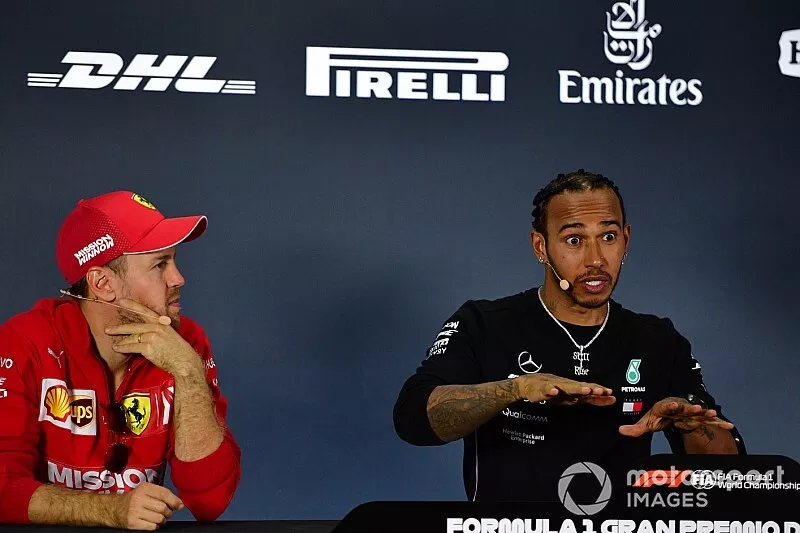Sebastian Vettel, Ferrari, deuxi&egrave;me, et Lewis Hamilton, Mercedes AMG F1, vainqueur, en conf&eacute;rence de presse