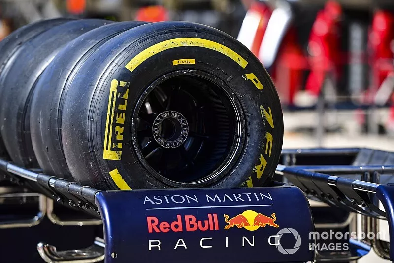 Una fila de neum&aacute;ticos Pirelli para Red Bull