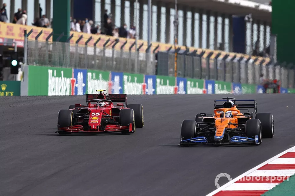 Daniel Ricciardo, McLaren MCL35M, Carlos Sainz Jr., Ferrari SF21