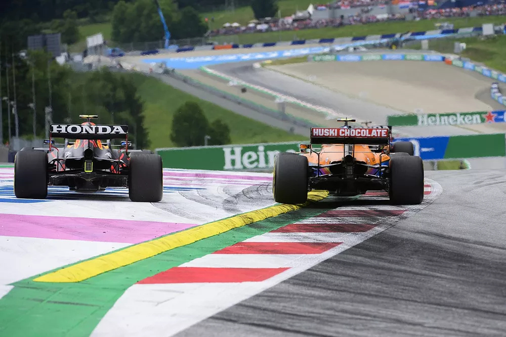 Sergio P&eacute;rez, Red Bull Racing RB16B, Lando Norris, McLaren MCL35M