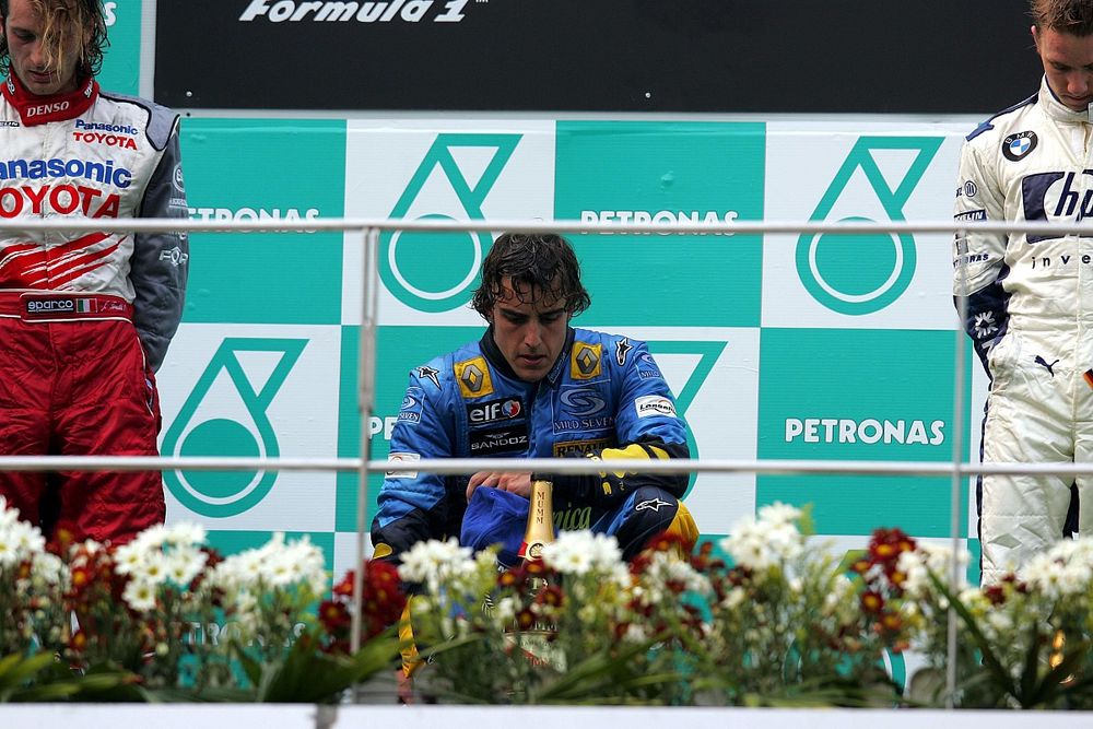 El ganador del GP de Malasia 2005, Fernando Alonso, Renault, agotado por el calor