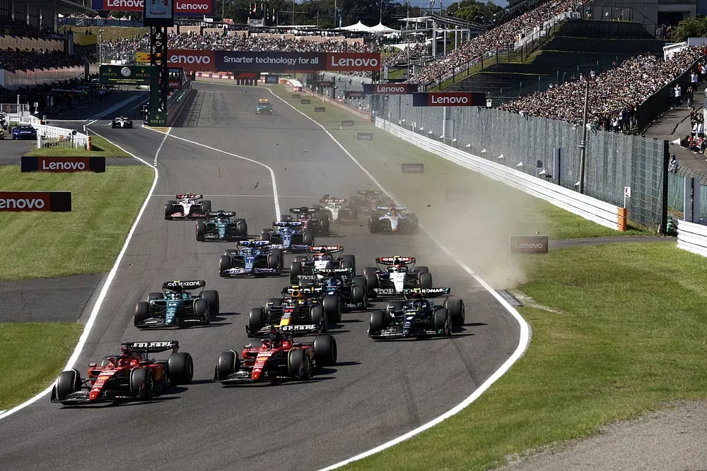 Charles Leclerc, Ferrari SF-23, Carlos Sainz, Ferrari SF-23, Lewis Hamilton, Mercedes F1 W14, Sergio Pérez, Red Bull Racing RB19, el resto de la parrilla al chocar Valtteri Bottas, Alfa Romeo C43, Alex Albon, Williams FW45.