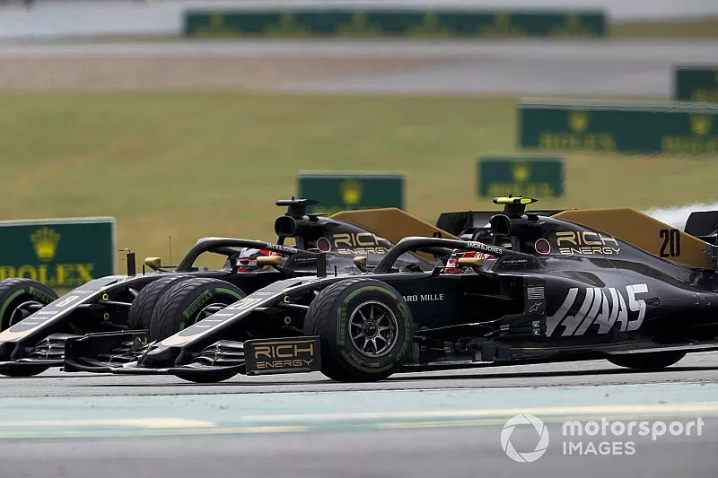 Kevin Magnussen, Haas VF-19 and Romain Grosjean, Haas VF-19 battle

