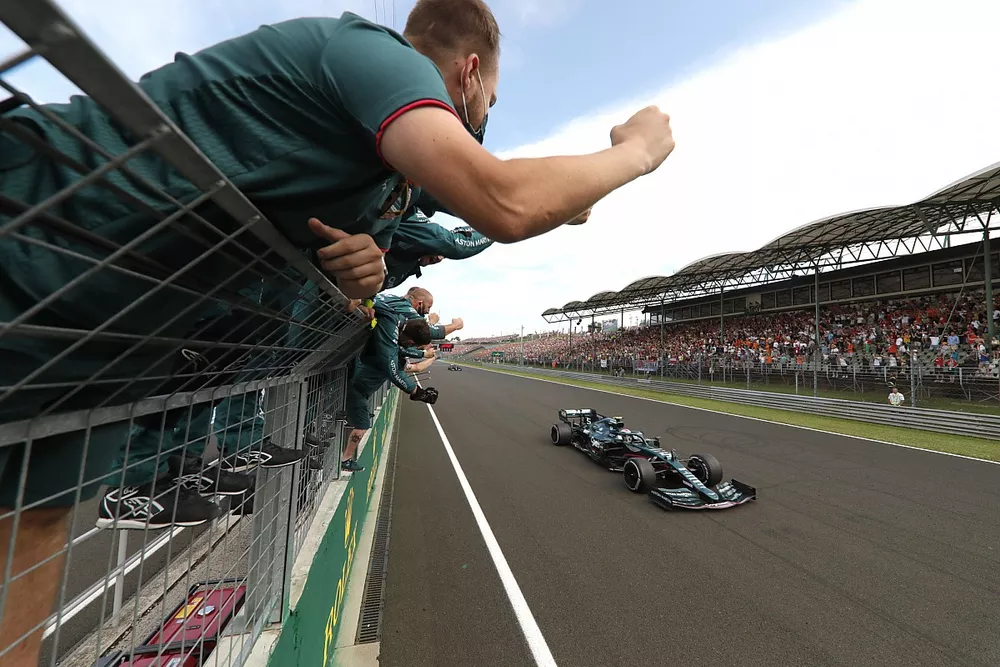 Sebastian Vettel, Aston Martin AMR21, 2nd position, is cheered over the line by his team