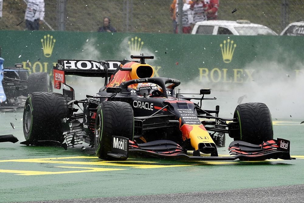 Max Verstappen, Red Bull Racing RB16B después del choque. 