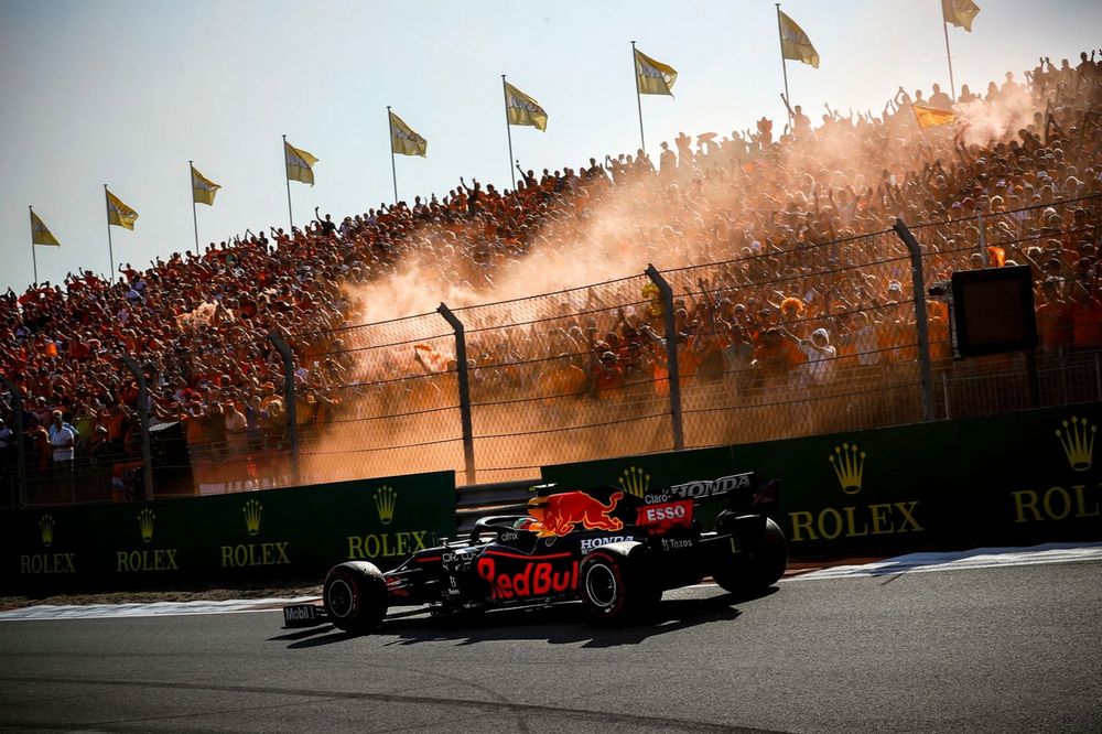 ganador de la carrera, Max Verstappen, el RB16B de Red Bull Racing saludando a sus fans