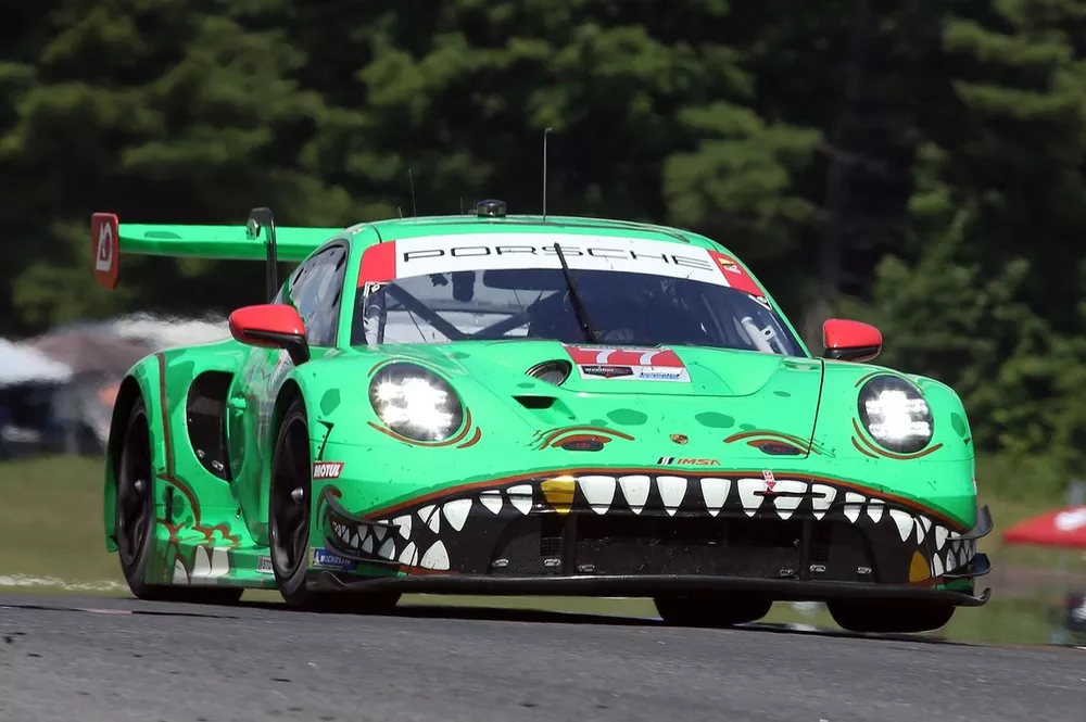 #77 AO Racing Porsche 911 GT3 R: Laurin Heinrich, Sebastian Priaulx