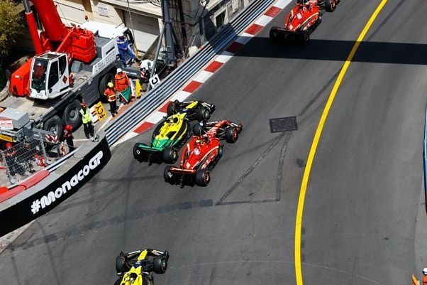 Charles Leclerc, Ferrari SF-24, Oscar Piastri, McLaren MCL38, Carlos Sainz, Ferrari SF-24,  en la salida.